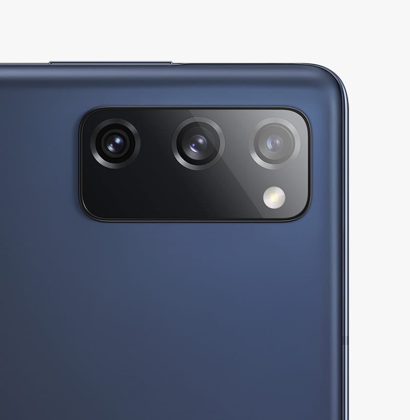 Тыловая камера Galaxy S20 FE цвета Cloud Navy.