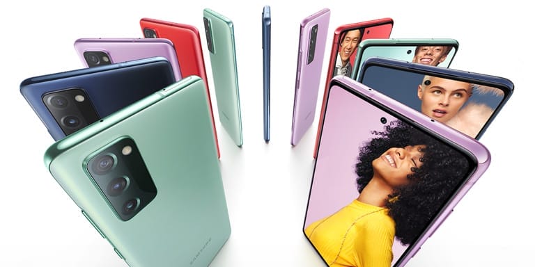 Одиннадцать вертикально размещенных по кругу телефонов Galaxy S20 FE с чередованием цвета корпуса, Cloud Navy, Cloud Red, Cloud Lavender и Cloud Mint. Одни показаны со стороны задней панели, а другие - со стороны экрана. На экране телефонов фотографии людей. Каждый персонаж снят на цветном фоне, соответствующем цвету телефона.