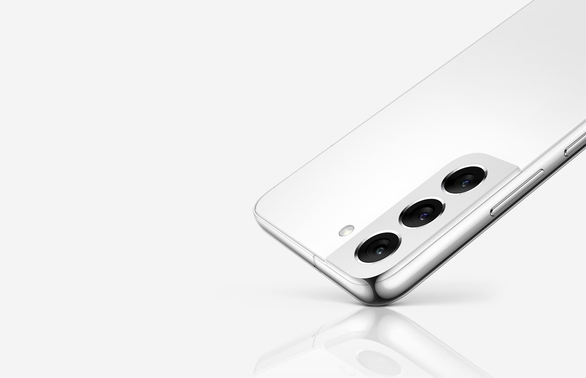 Верхняя половина Galaxy S22 plus, вид сзади, балансирует на одном углу.